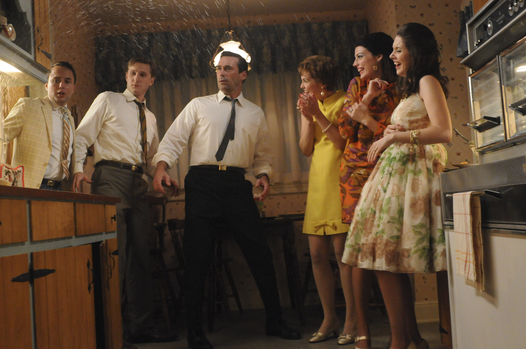 Still of Jon Hamm, Vincent Kartheiser, Larisa Oleynik, Jessica Paré, Alison Brie and Aaron Staton in MAD MEN. Reklamos vilkai (2007)