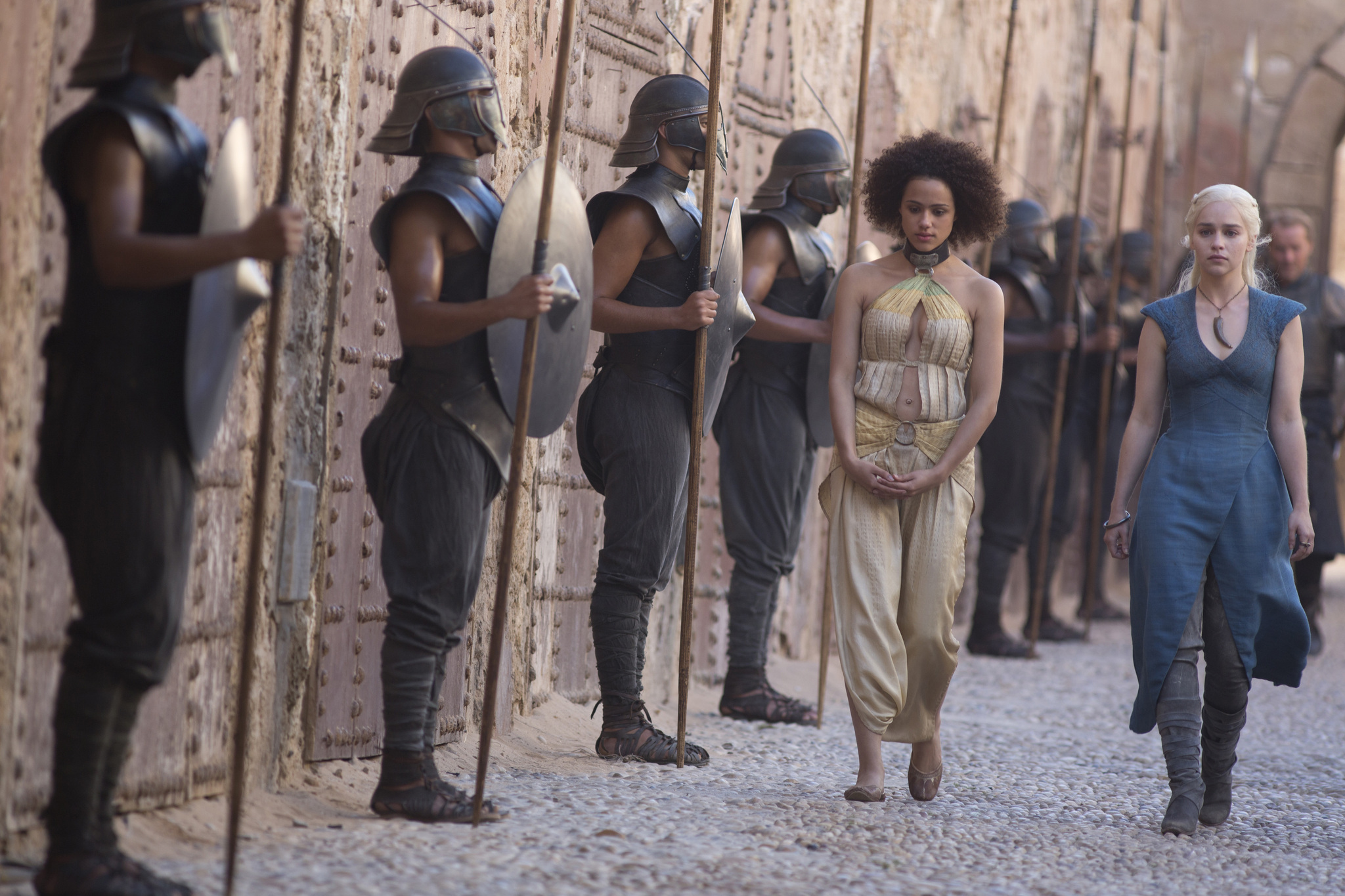 Still of Nathalie Emmanuel and Emilia Clarke in Sostu karai (2011)