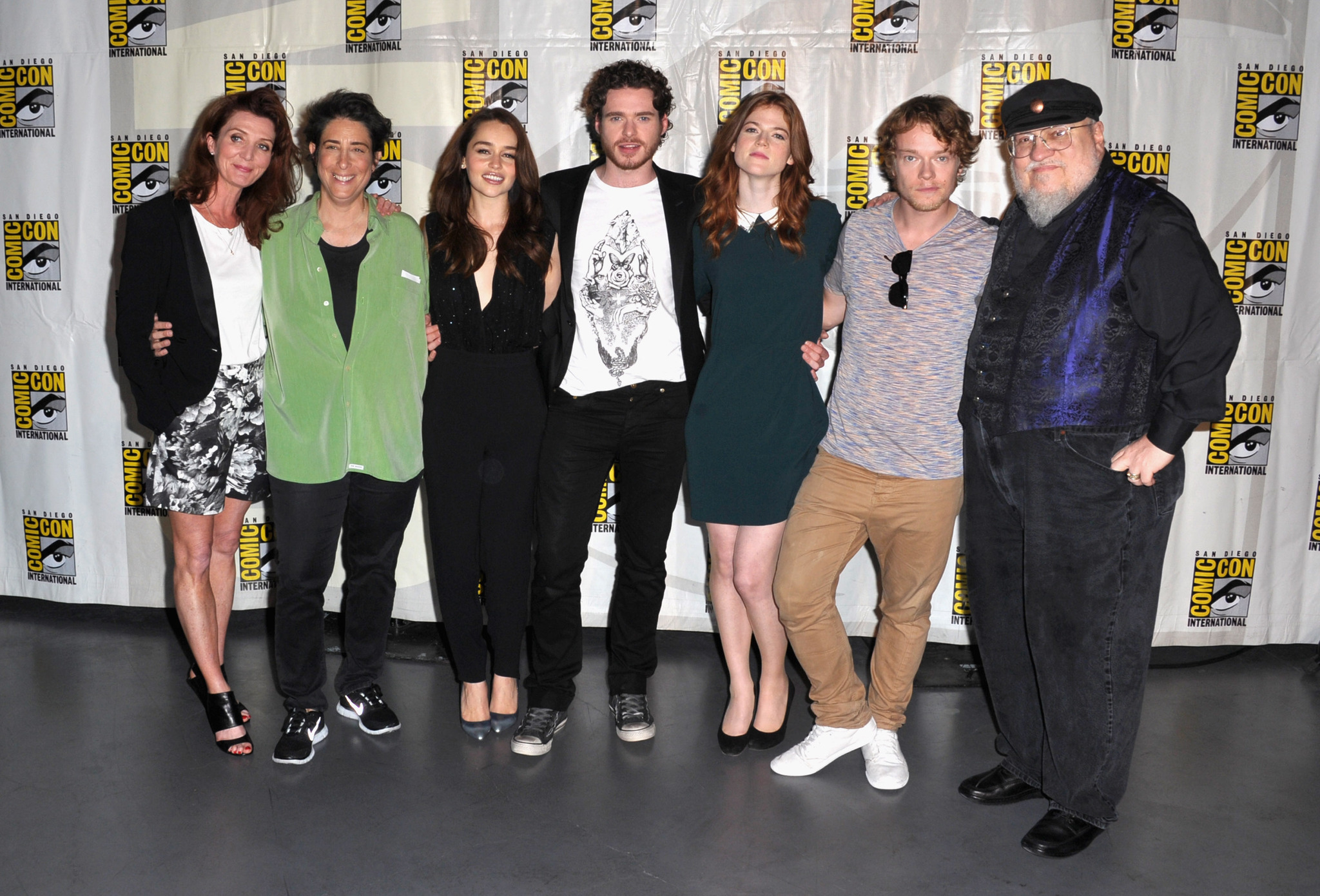 Michelle Fairley, Richard Madden, George R.R. Martin, Alfie Allen, Carolyn Strauss, Rose Leslie and Emilia Clarke at event of Sostu karai (2011)