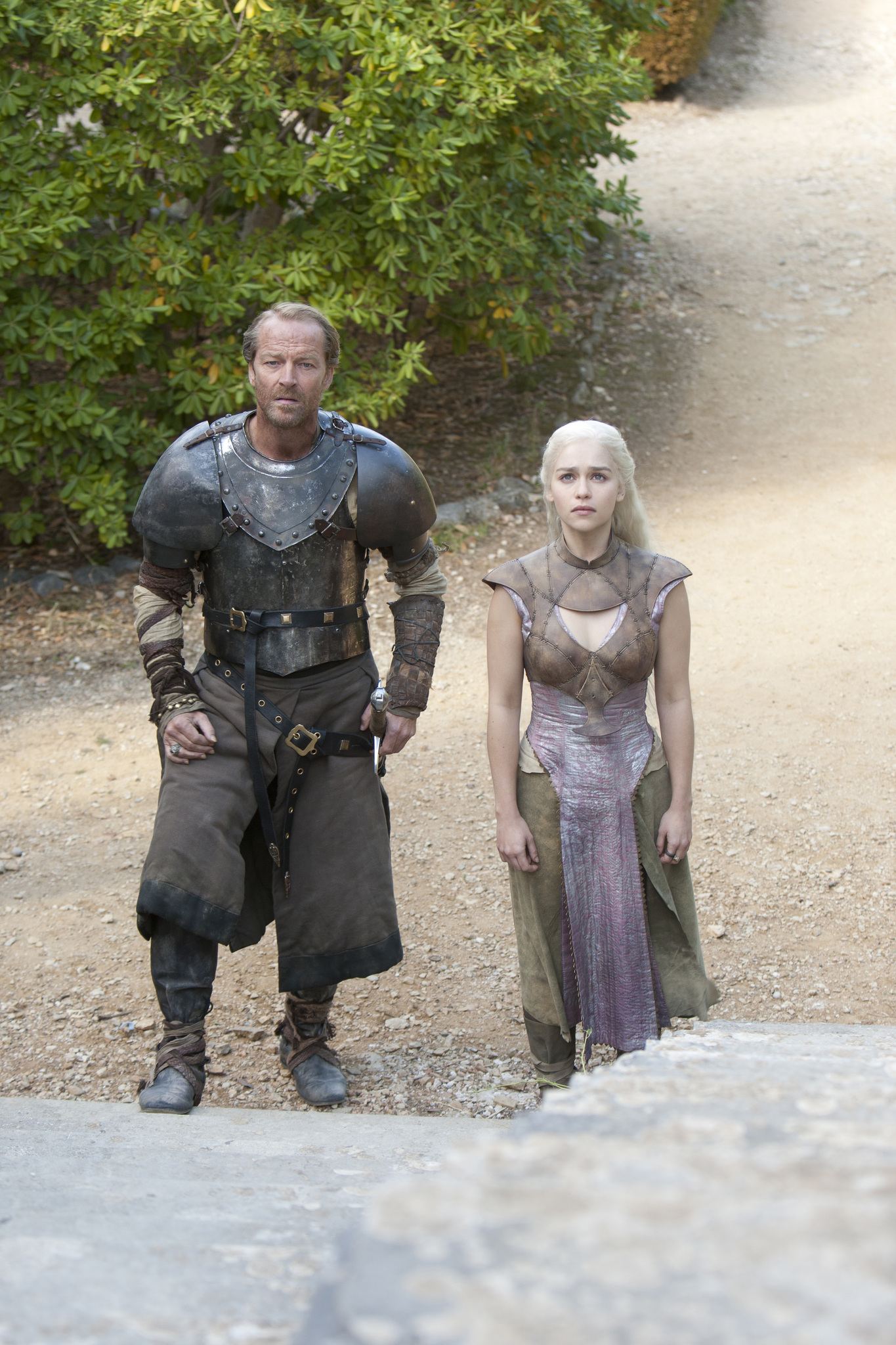 Iain Glen and Emilia Clarke in Sostu karai (2011)