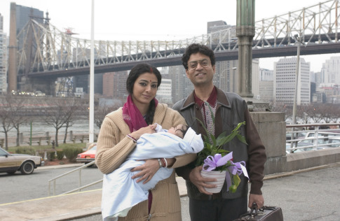 Still of Tabu and Irrfan Khan in The Namesake (2006)