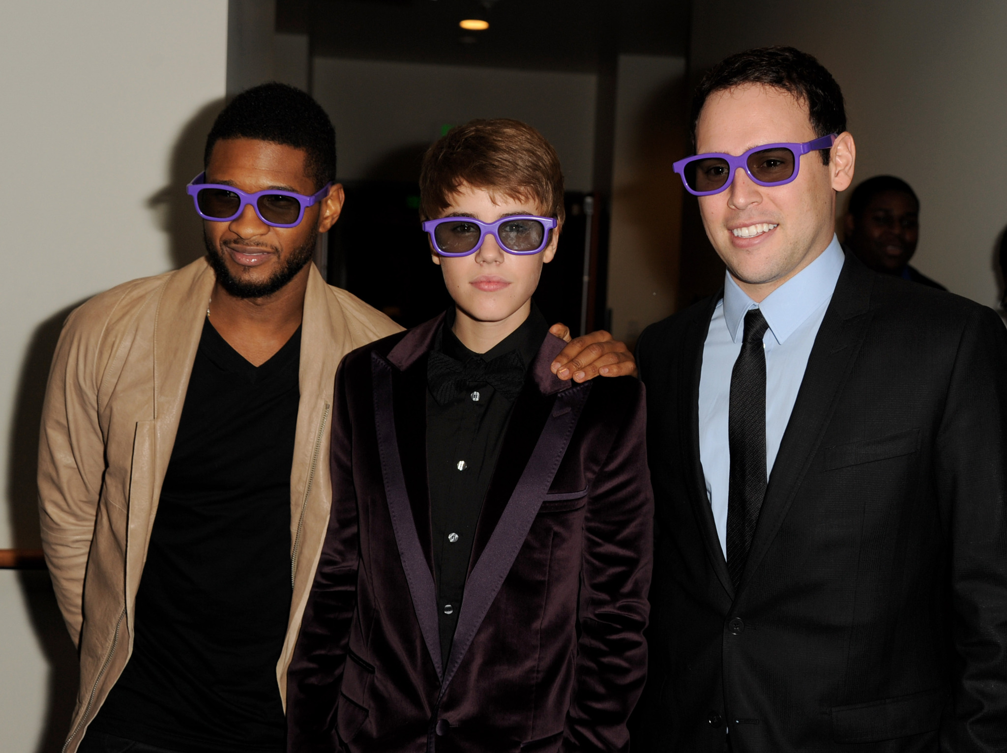 Usher Raymond, Justin Bieber and Scooter Braun at event of Justin'as Bieber'is: niekada nesakyk niekada (2011)