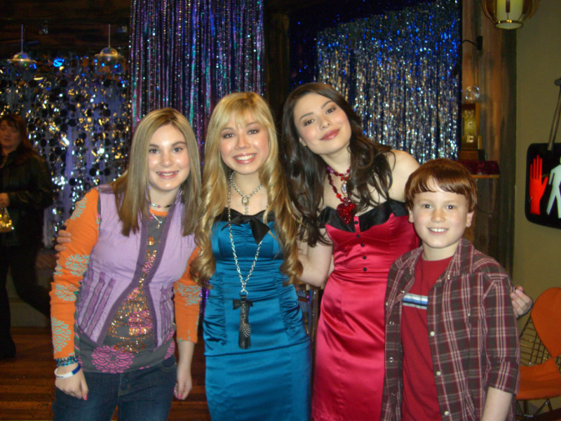 Justin Tinucci on the set of iCarly with Miranda Cosgrove and Jeanett McCurdy