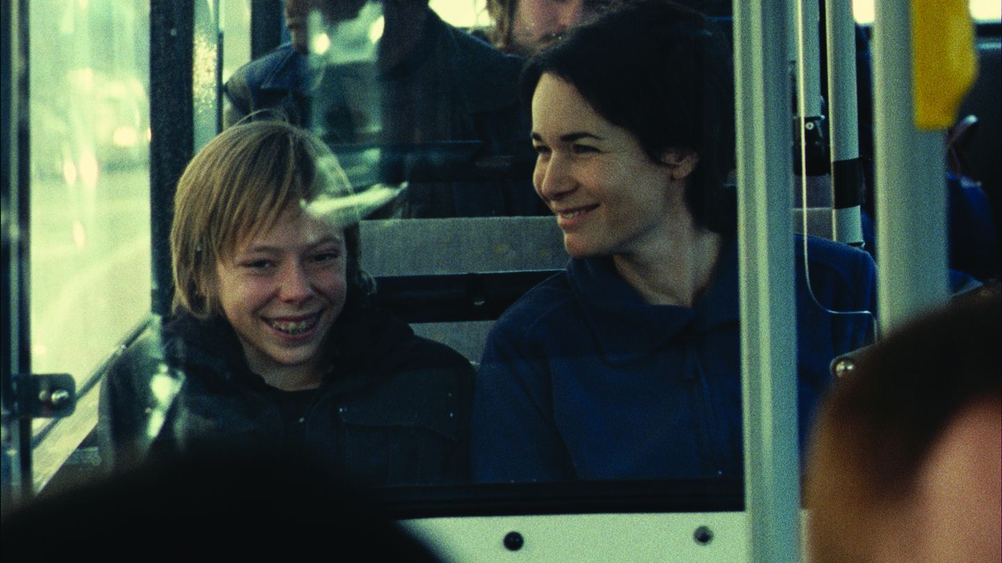 Still of Anne Coesens and Alexandre Gontcharov in Illégal (2010)