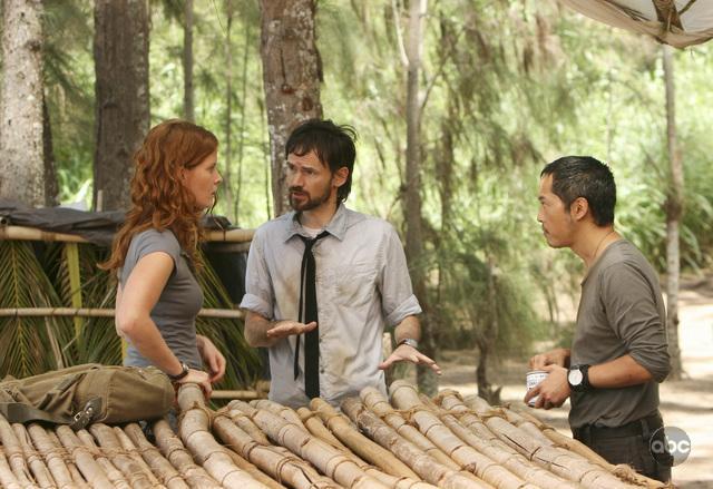 Still of Jeremy Davies and Rebecca Mader in Dinge (2004)