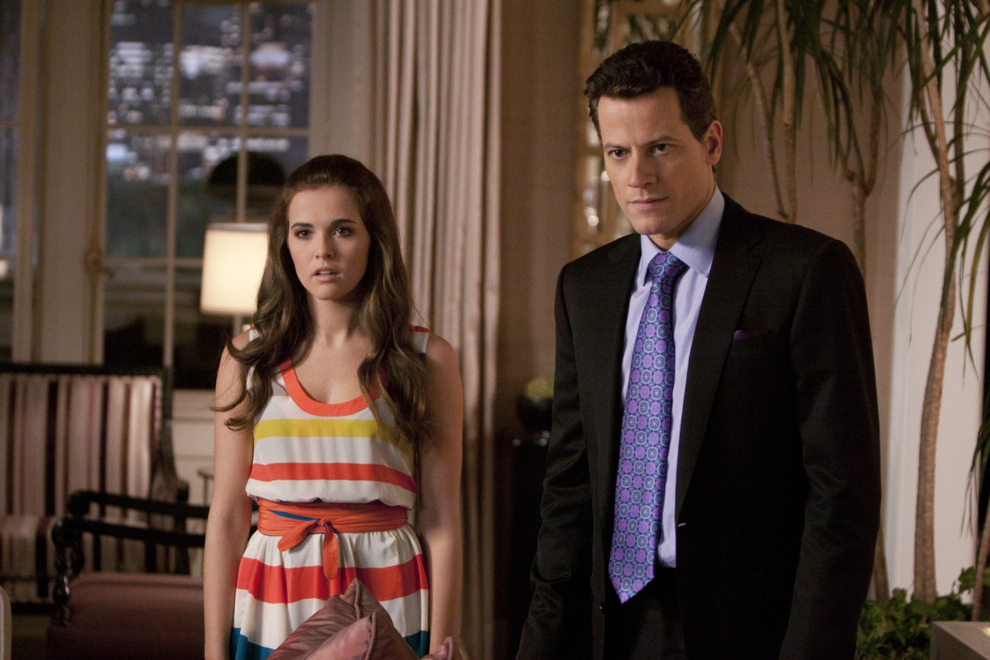 Still of Ioan Gruffudd and Zoey Deutch in Ringer (2011)