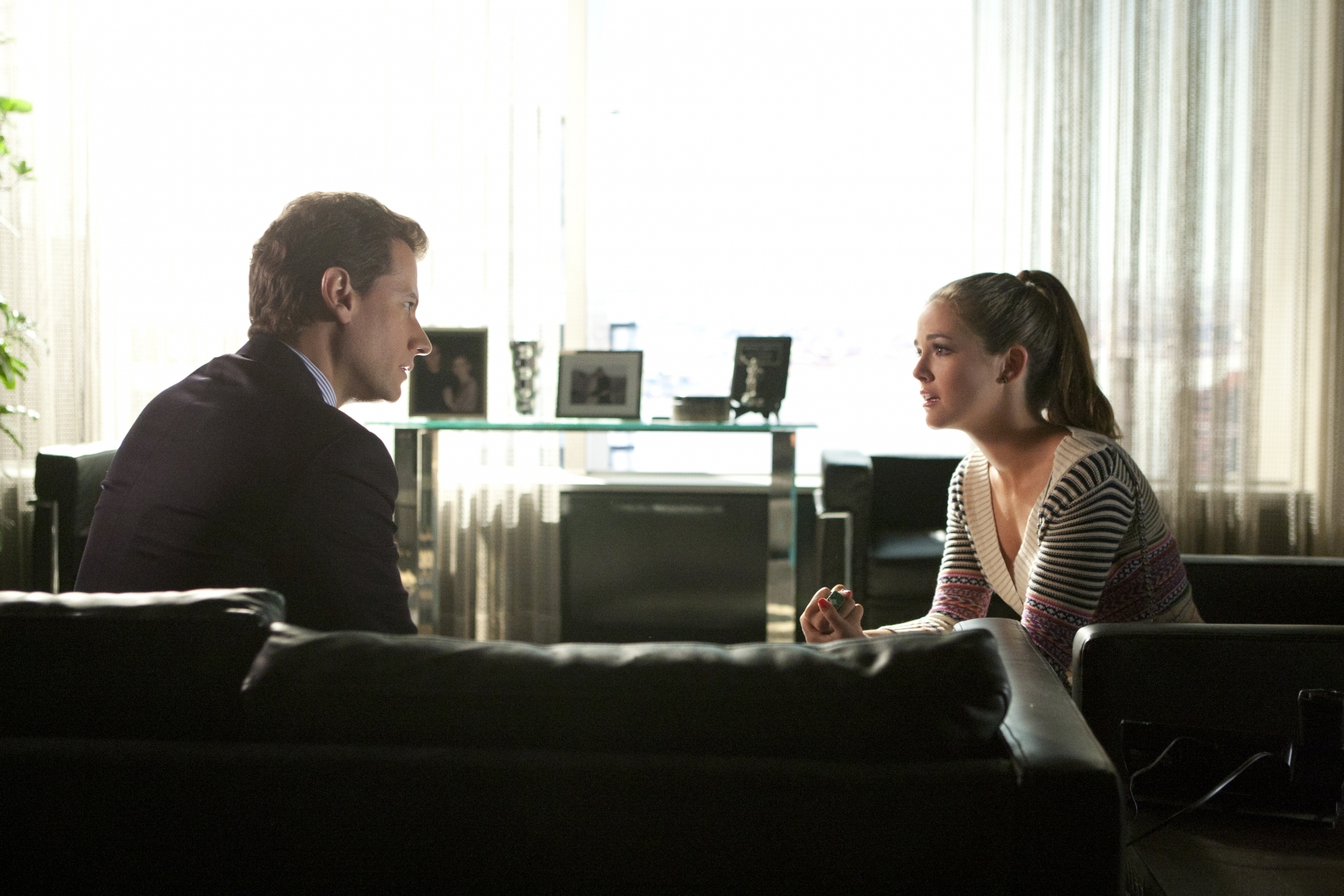 Still of Ioan Gruffudd and Zoey Deutch in Ringer (2011)