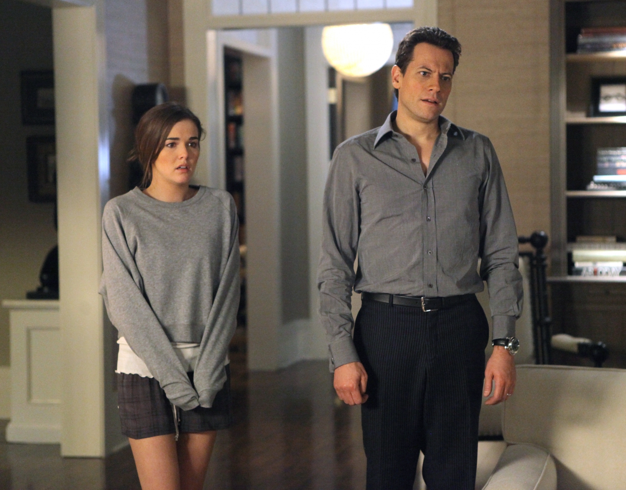 Still of Ioan Gruffudd and Zoey Deutch in Ringer (2011)