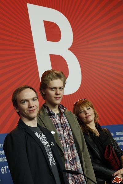 Roma Gasiorowska, Jan Komasa and Jakub Gierszal in Sala samobójców (2011)