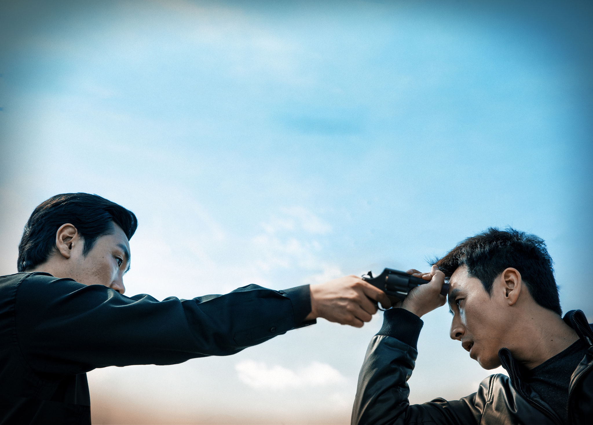 Still of Sun-kyun Lee and Jin-woong Jo in Kkeut-kka-ji-gan-da (2014)