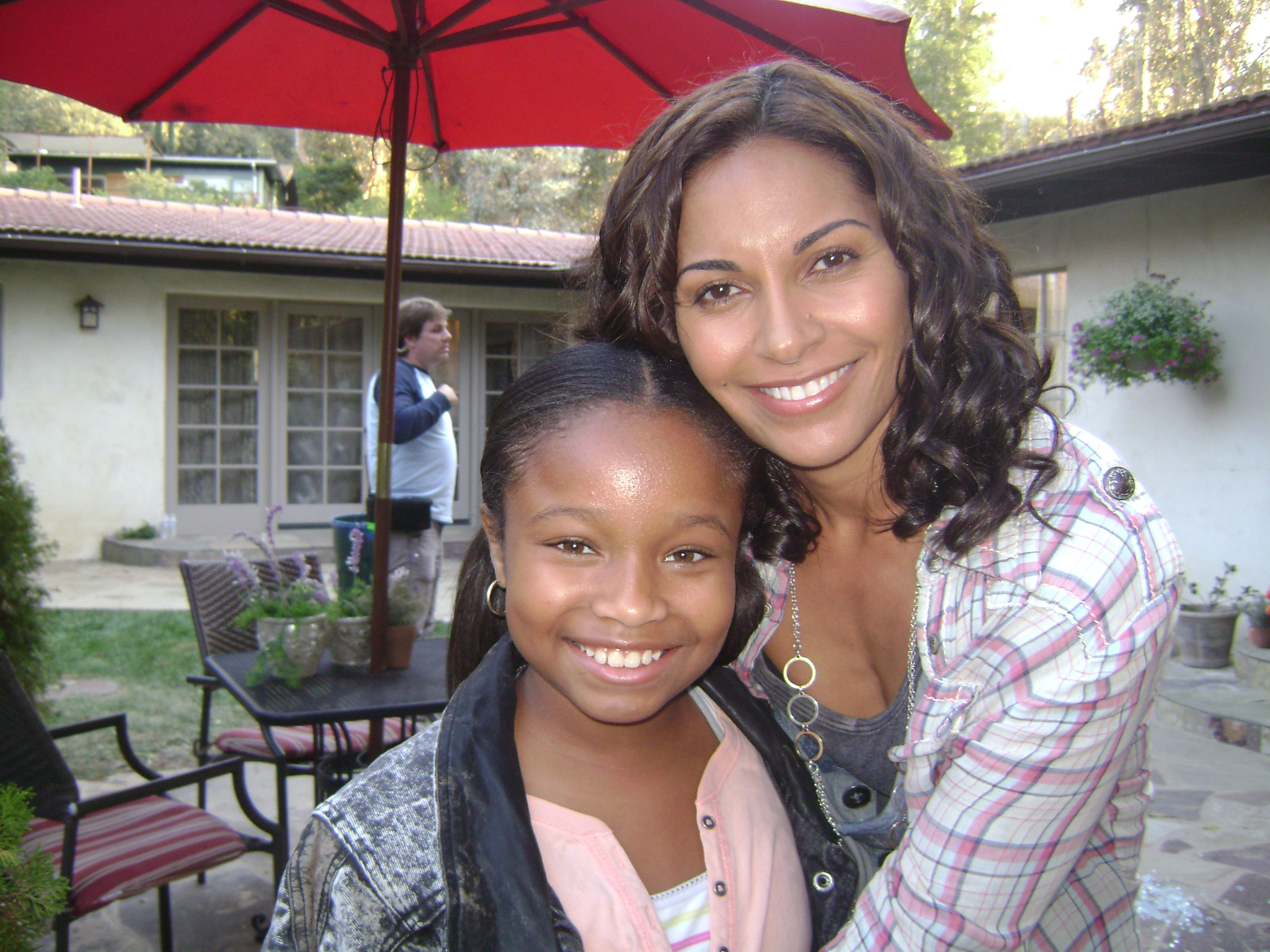 Kiara with Salli Richardson on the set of the movie 