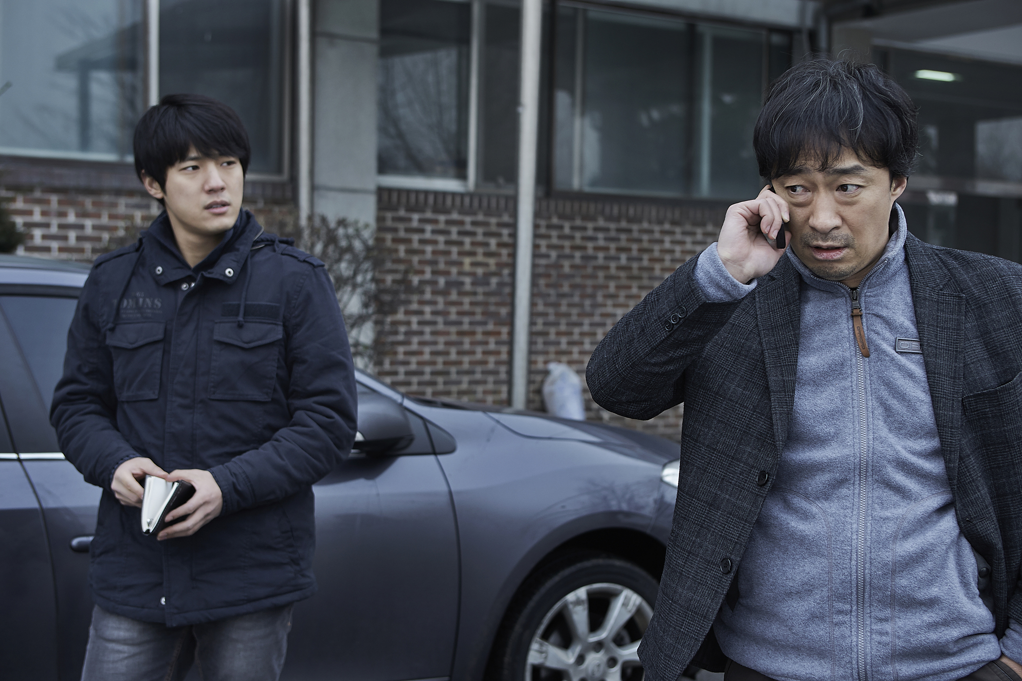 Still of Sung-min Lee and Jun-Yeong Seo in Bang-hwang-ha-neun kal-nal (2014)