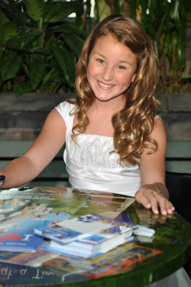 Rylie signing autographs at the I Heart Shakey premiere.