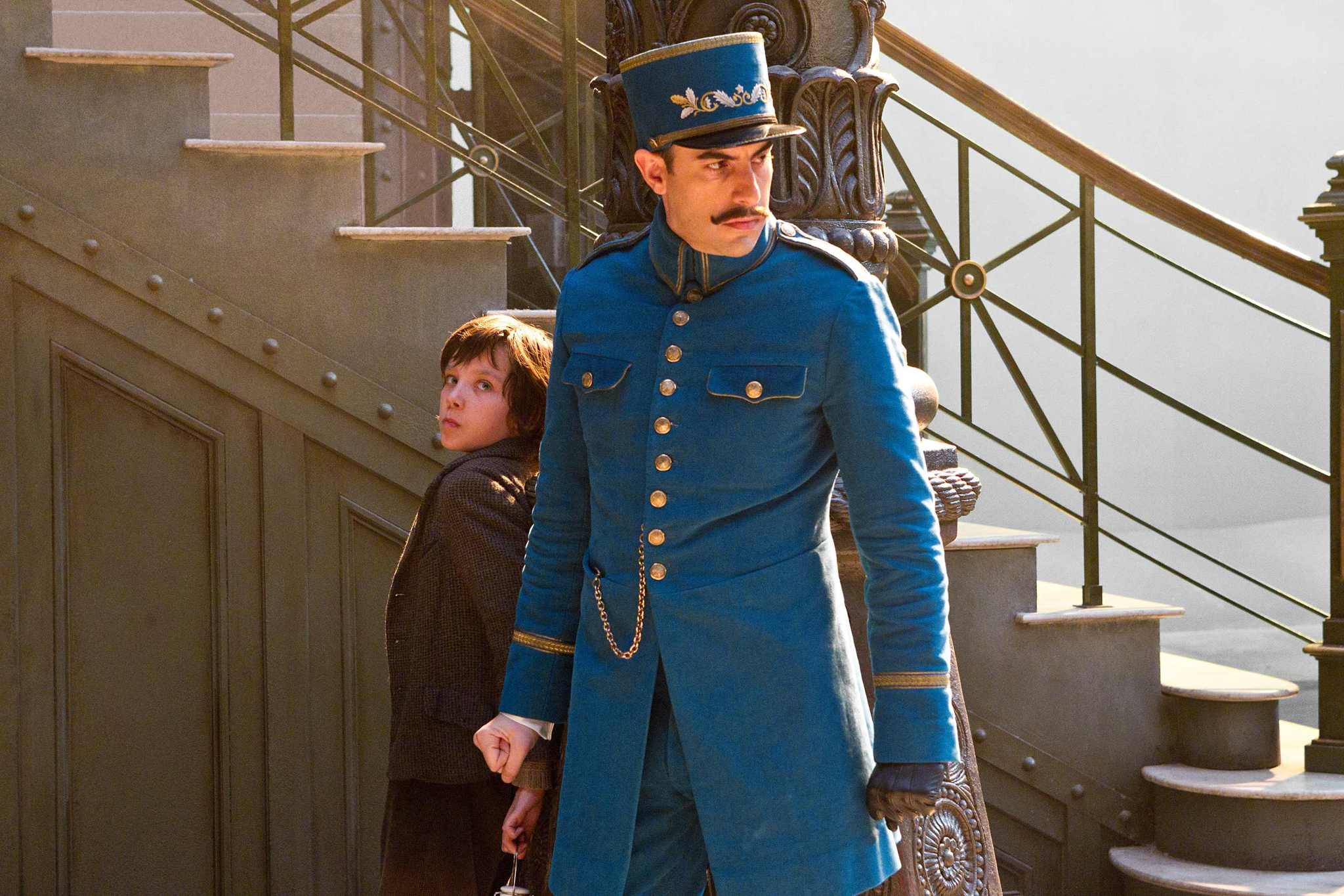 Still of Sacha Baron Cohen and Asa Butterfield in Hugo isradimas (2011)