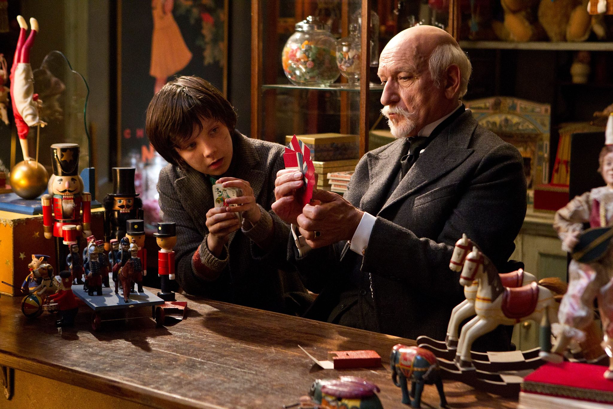 Still of Ben Kingsley and Asa Butterfield in Hugo isradimas (2011)