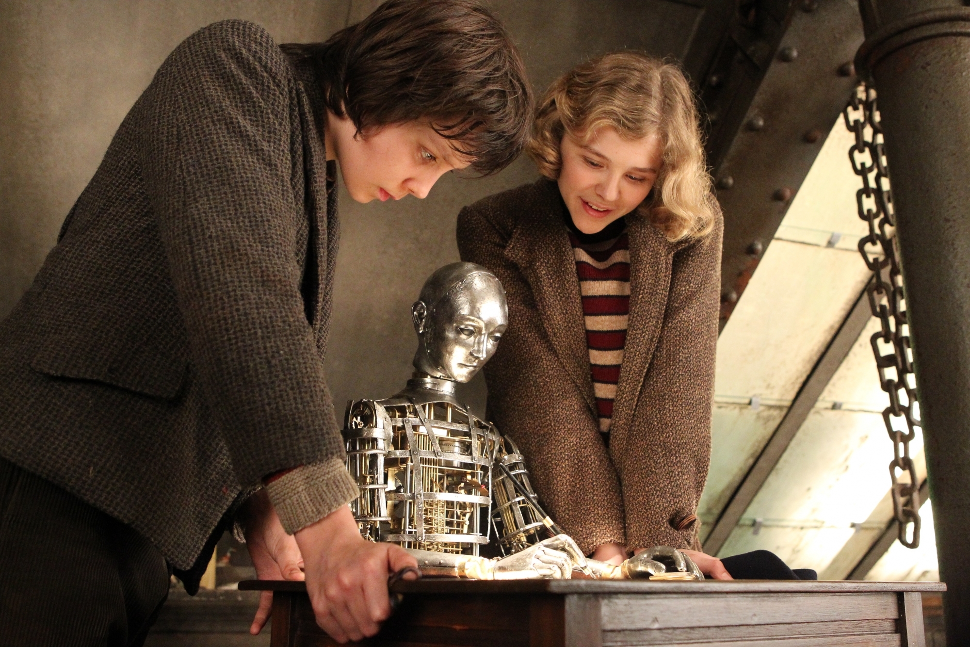 Still of Chloë Grace Moretz and Asa Butterfield in Hugo isradimas (2011)