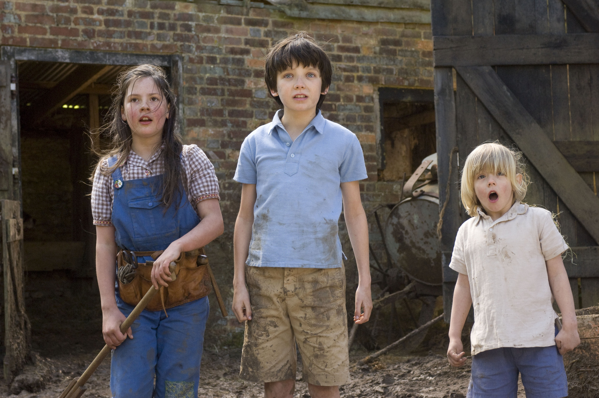 Still of Asa Butterfield, Lil Woods and Oscar Steer in Aukle Makfi ir didysis sprogimas (2010)