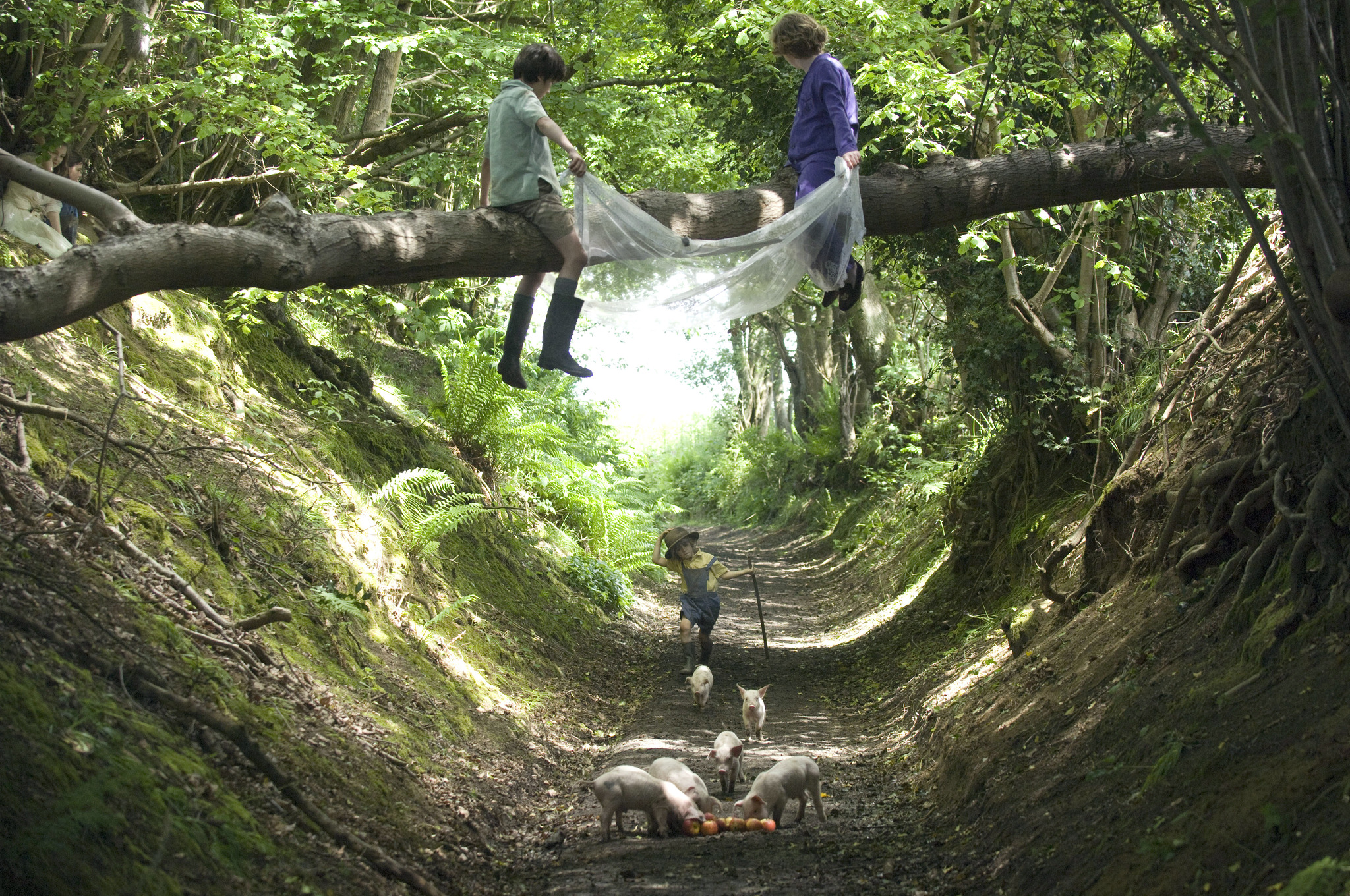 Still of Asa Butterfield, Eros Vlahos and Oscar Steer in Aukle Makfi ir didysis sprogimas (2010)