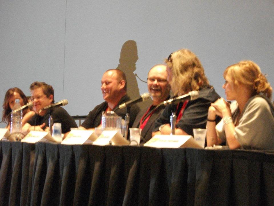Comic Con panel with her Neighbors From Hell co-stars; Tracey Fairaway, Kurtwood Smith, Will Sasso, Patton Oswalt, and Molly Shannon
