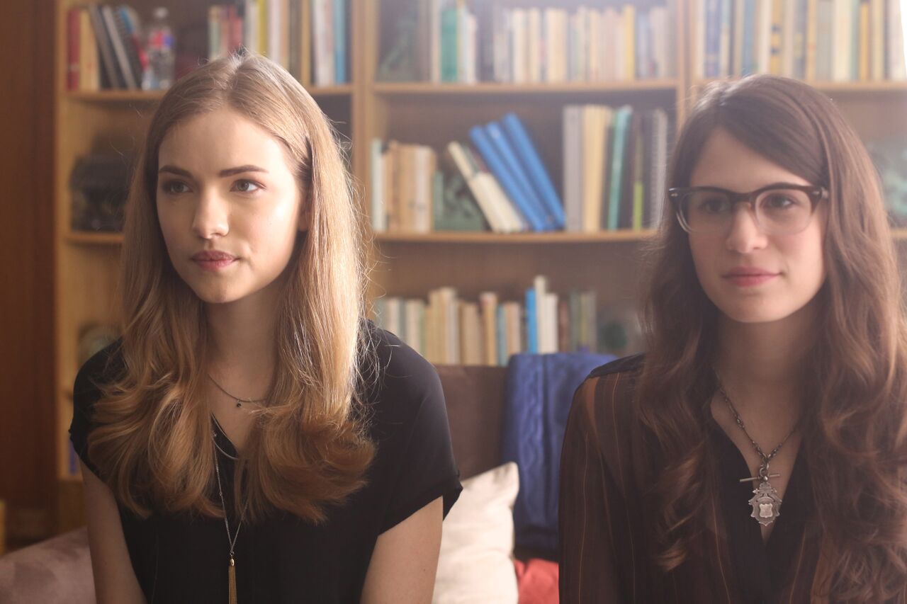 Still of Willa Fitzgerald and Amelia Rose Blaire in Scream: The TV Series (2015)