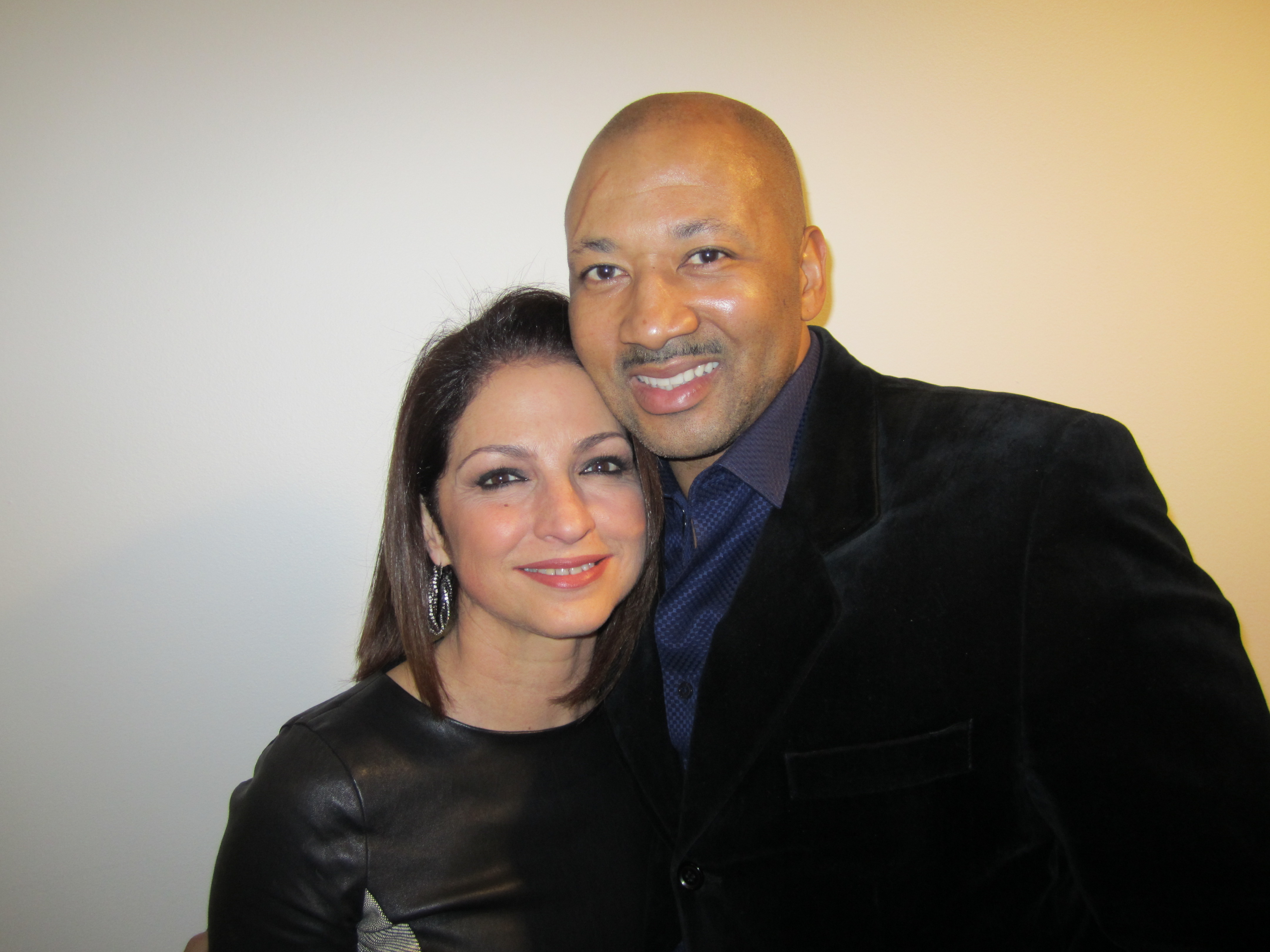 Alex Al with the legendary Gloria Estefan, backstage at the 'Next TV' show.