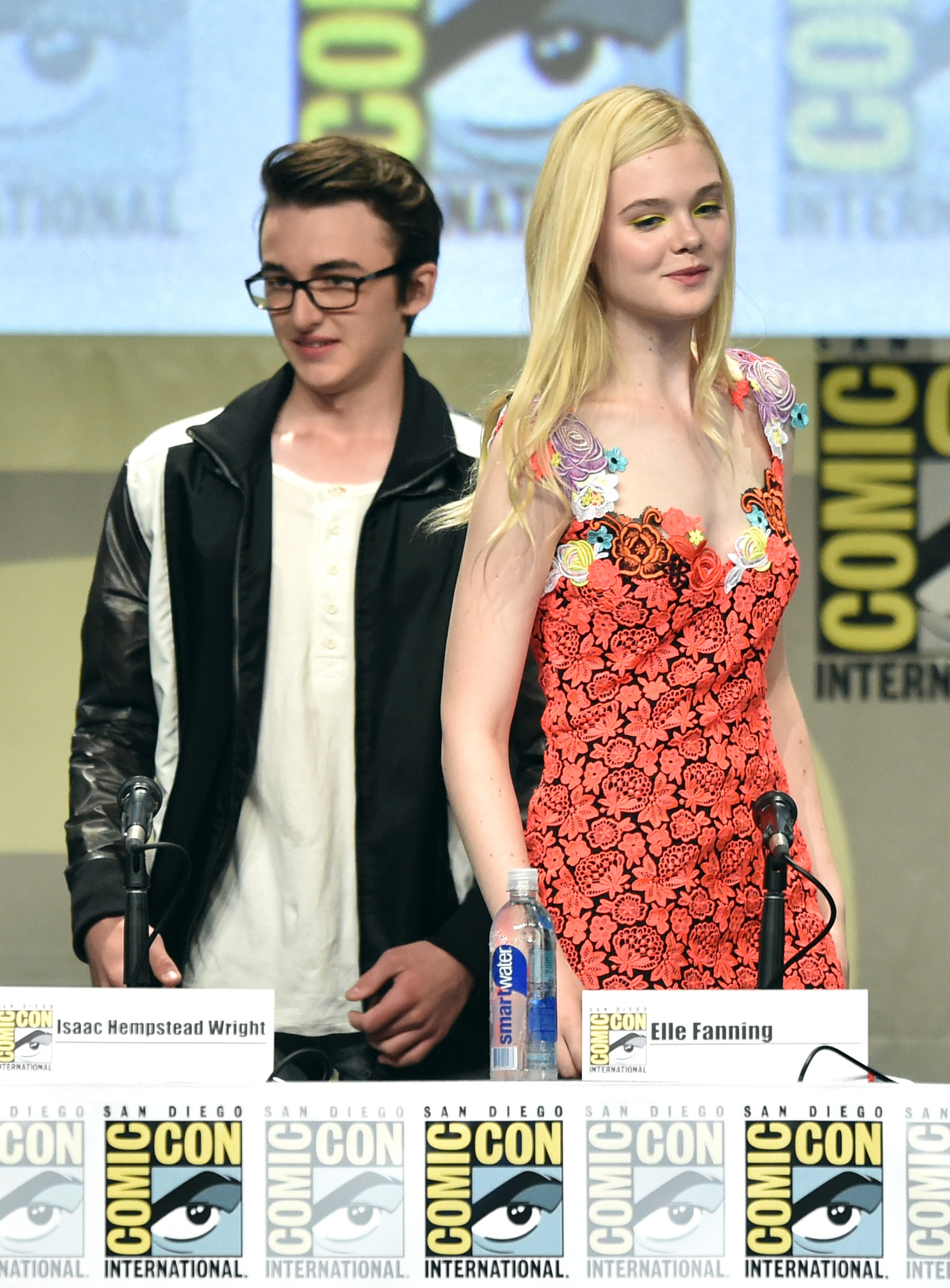 Elle Fanning and Isaac Hempstead Wright at event of Dezinukai (2014)