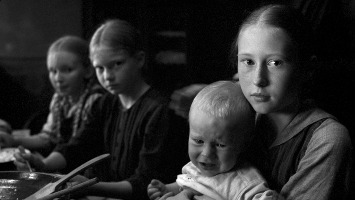 Still of Bianca Mey, Mika Ahrens, Kristina Kneppek and Stephanie Amarell in Das weiße Band - Eine deutsche Kindergeschichte (2009)