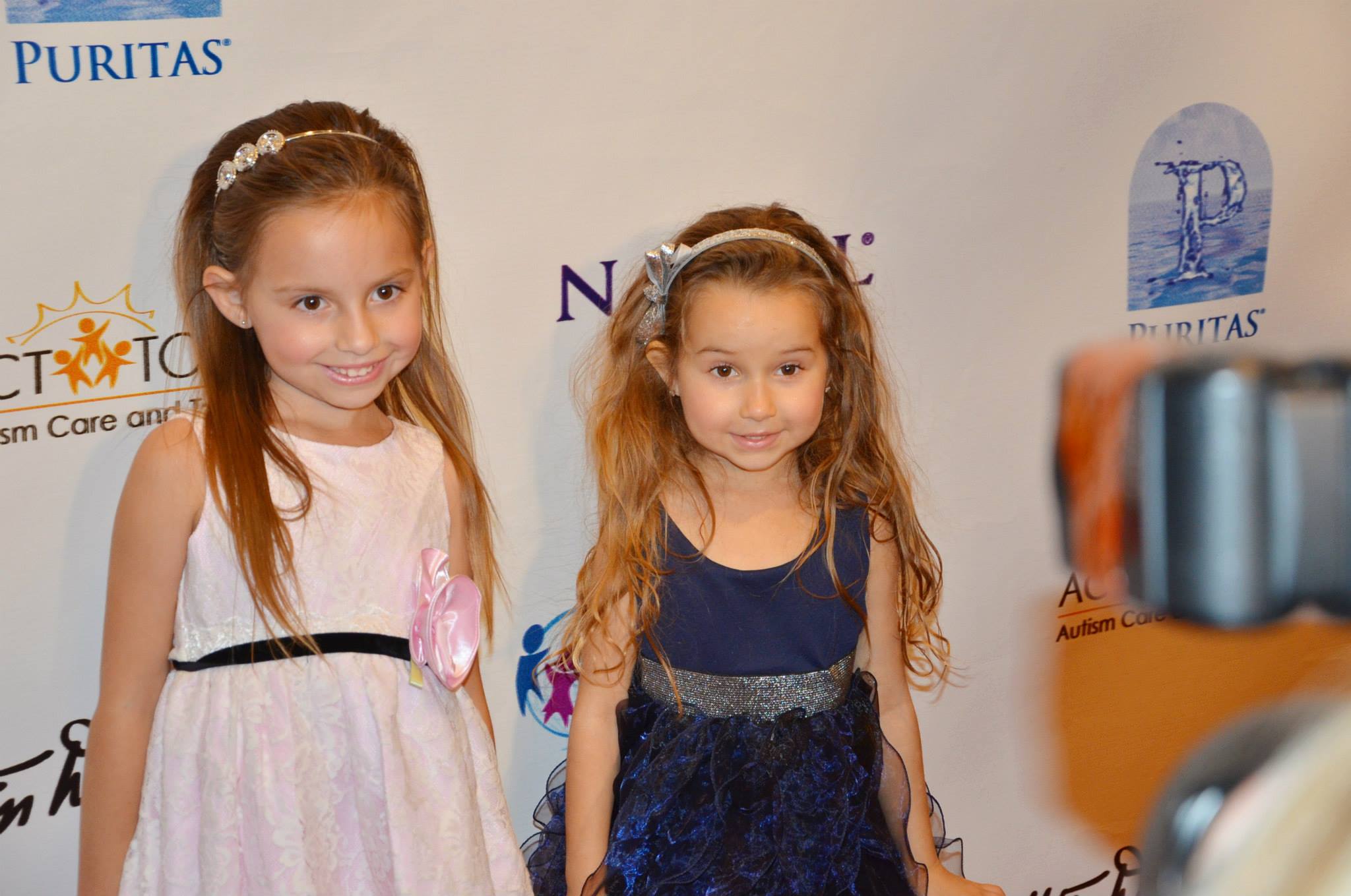 Shea and her sister Sofie Taylor on the red carpet during ACT Today's Denim and Diamonds Charity Event.
