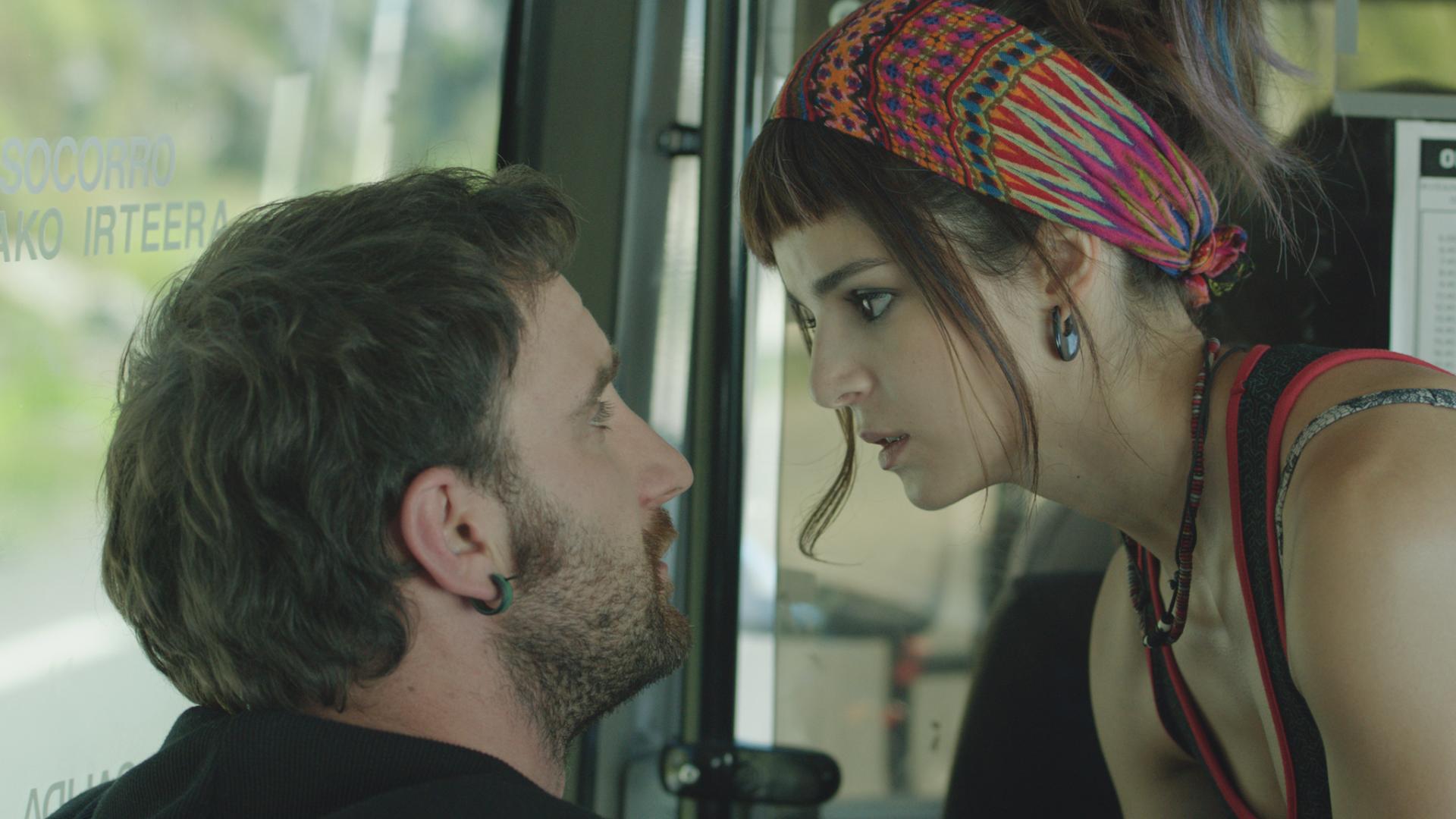 Still of Clara Lago and Dani Rovira in Ocho apellidos vascos (2014)