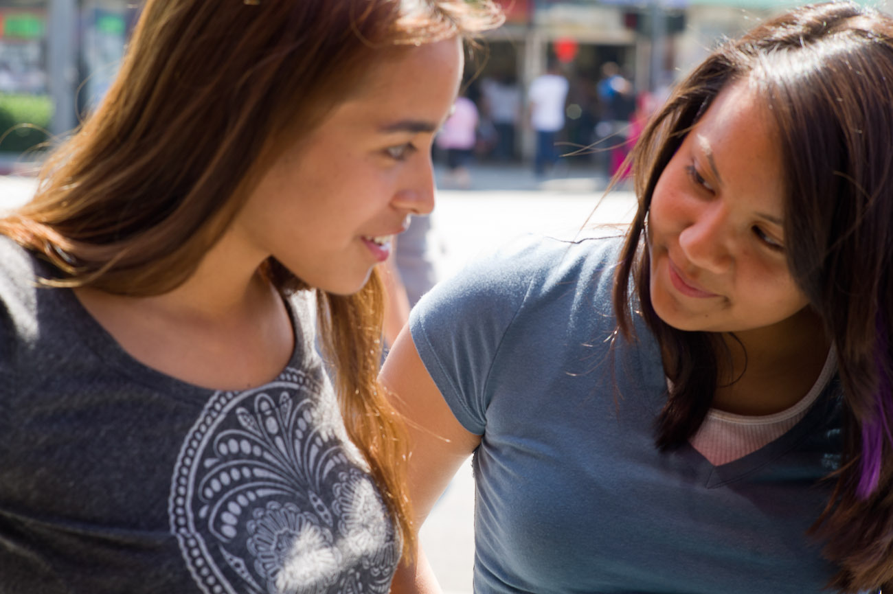 Still of Fenessa Pineda and Venecia Troncoso in Mosquita y Mari (2012)