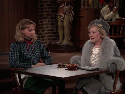 Still of Shelley Long and Glynis Johns in Cheers (1982)