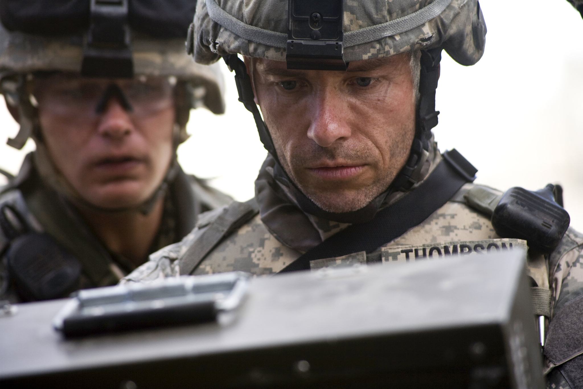 Still of Guy Pearce and Brian Geraghty in Isminuotoju burys (2008)