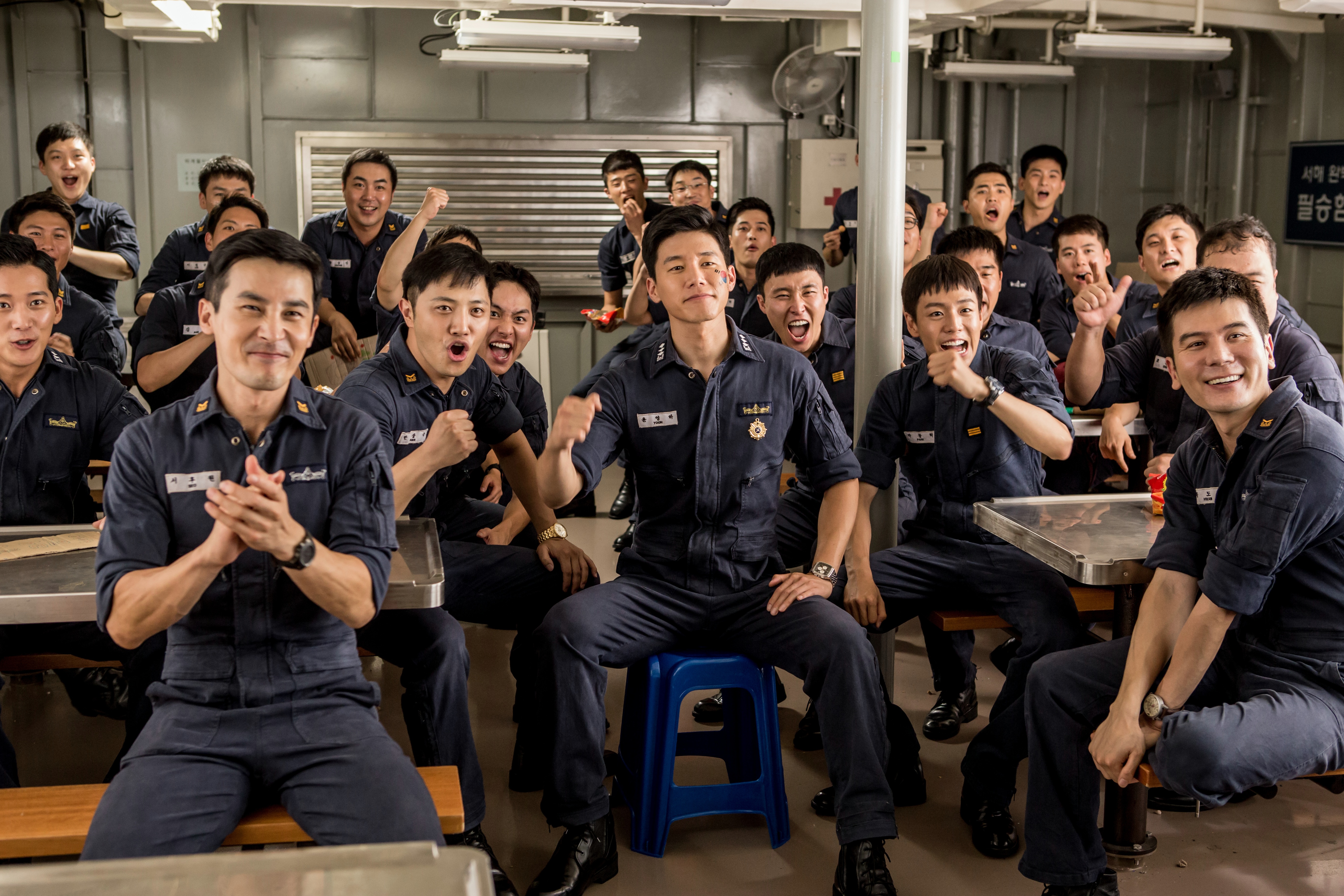 Still of Lee Hyun Woo, Jin Goo, Kim Moo-Yeol and Lee Wan in N.L.L: Yeonpyeong Haejeon (2015)