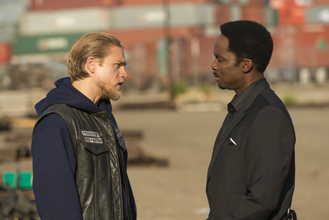 Still of Charlie Hunnam and Harold Perrineau in Sons of Anarchy (2008)