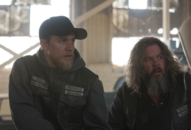 Still of Charlie Hunnam and Mark Boone in Sons of Anarchy (2008)