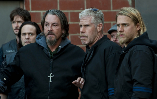 Still of Ron Perlman, Tommy Flanagan and Charlie Hunnam in Sons of Anarchy (2008)