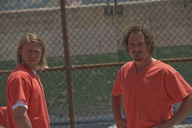 Still of Kim Coates and Charlie Hunnam in Sons of Anarchy (2008)