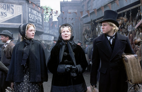 Still of Romola Garai, Stella Gonet and Charlie Hunnam in Nicholas Nickleby (2002)