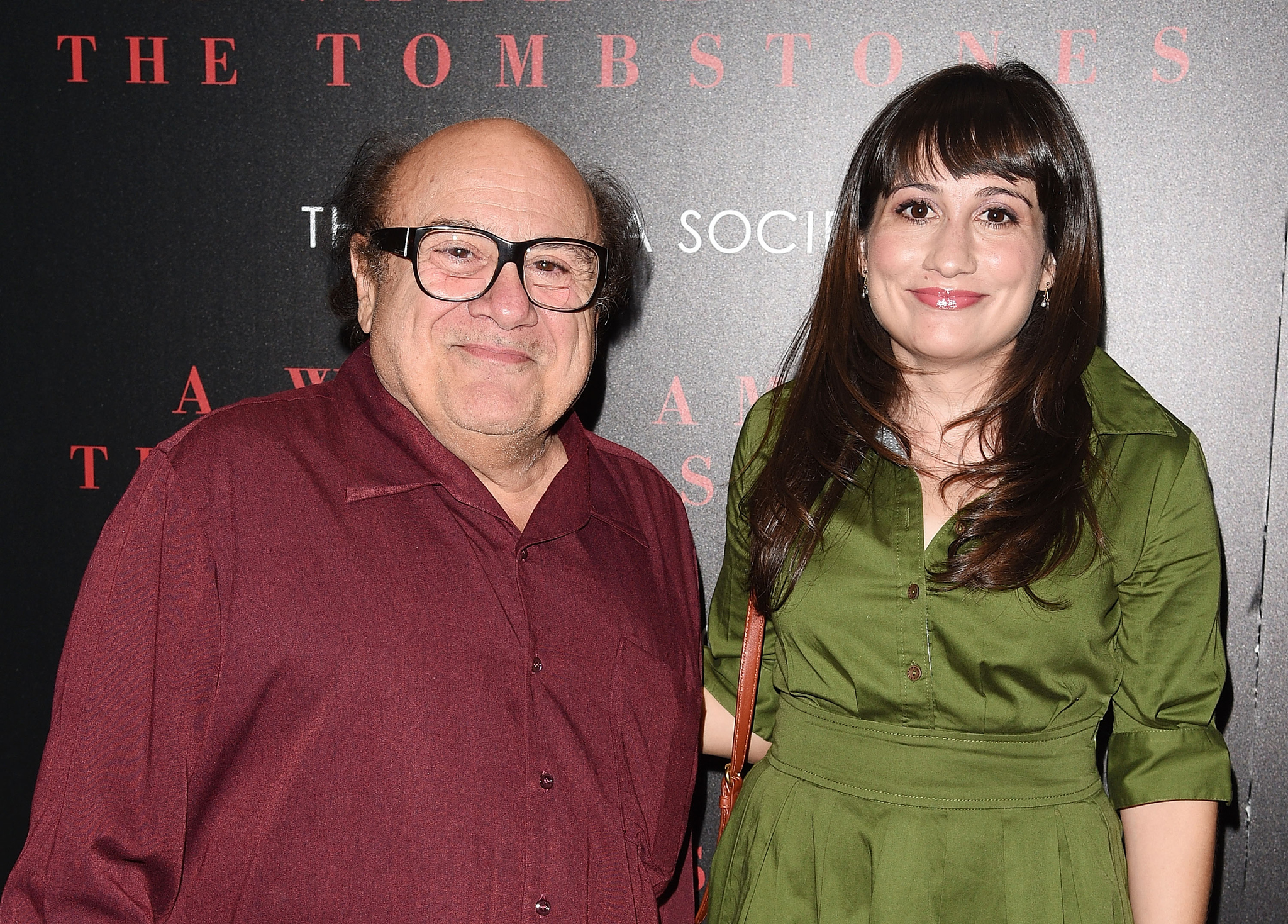 Danny DeVito and Lucy DeVito at event of Vaikstant tarp antkapiu (2014)