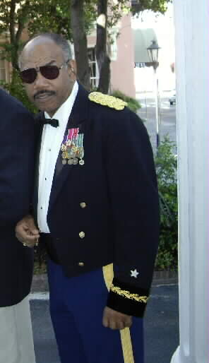 Earl on set of Army Wives 2006-9-27
