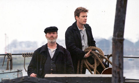 Still of Ewan McGregor and Peter Mullan in Young Adam (2003)