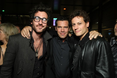 Josh Brolin, Ioan Gruffudd and Bryn Mooser at event of W. (2008)