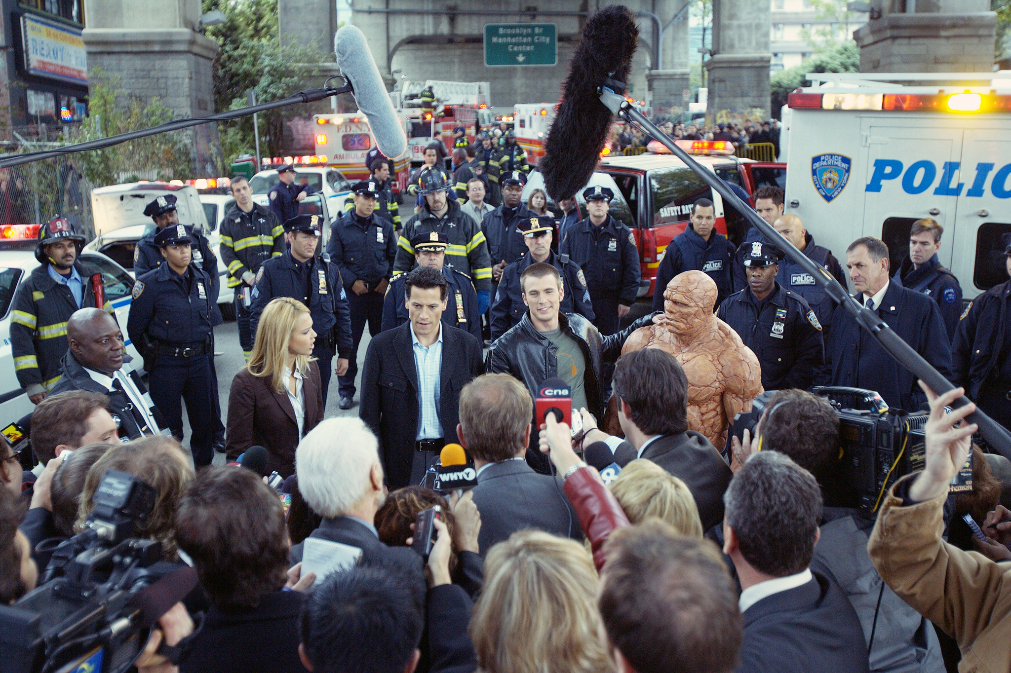 Still of Jessica Alba, Michael Chiklis, Chris Evans and Ioan Gruffudd in Fantastiskas ketvertas (2005)