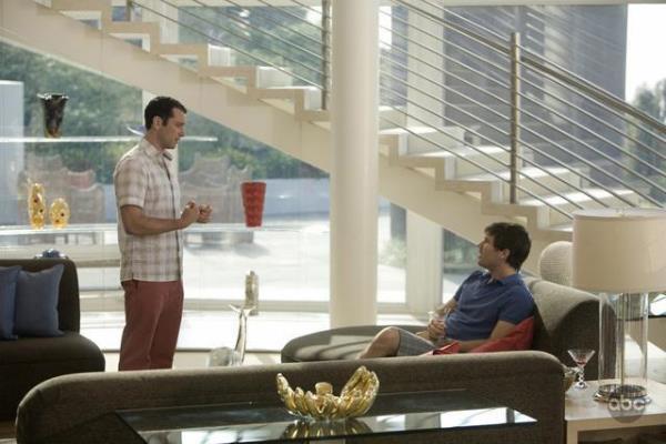 Still of Matthew Rhys and Luke Macfarlane in Brothers & Sisters (2006)