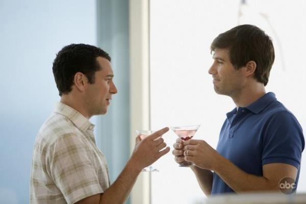 Still of Matthew Rhys and Luke Macfarlane in Brothers & Sisters (2006)