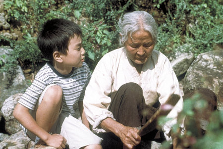 Spoiled seven year-old Sang-Woo (Seung-Ho YOO, left) learns from his grandmother (Eul-Boon KIM, right) the value of family.