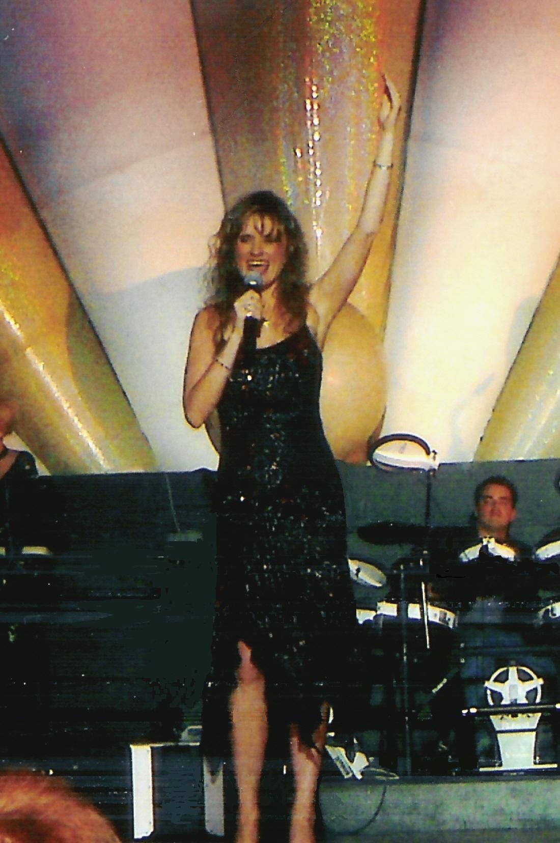 Violeta performing in Las Vegas in the film 