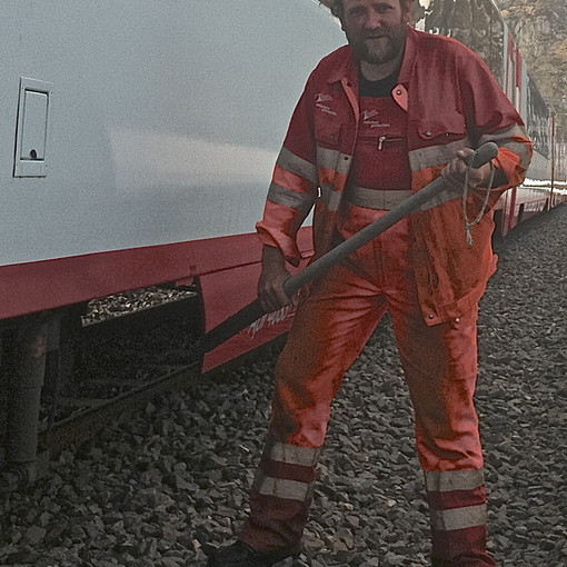 railway worker in bollywood movie mausam
