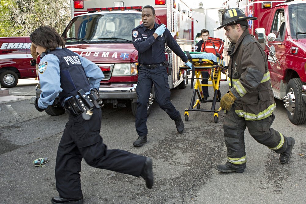 Still of Kevin Daniels and Kevin Bigley in Sirens (2014)