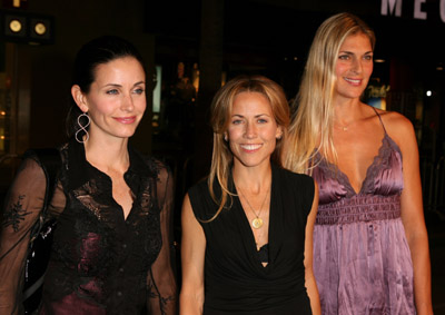 Courteney Cox, Sheryl Crow and Gabrielle Reece at event of Boratas. Kaip saunusis Kazachstano zurnalistas Amerikoj patirti graibste (2006)